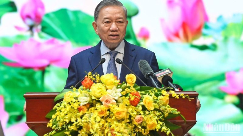 Генеральный секретарь ЦК КПВ То Лам выступает на встрече. Фото: Зюи Линь Генеральный секретарь ЦК КПВ То Лам выступает на встрече. Фото: Зюи Линь