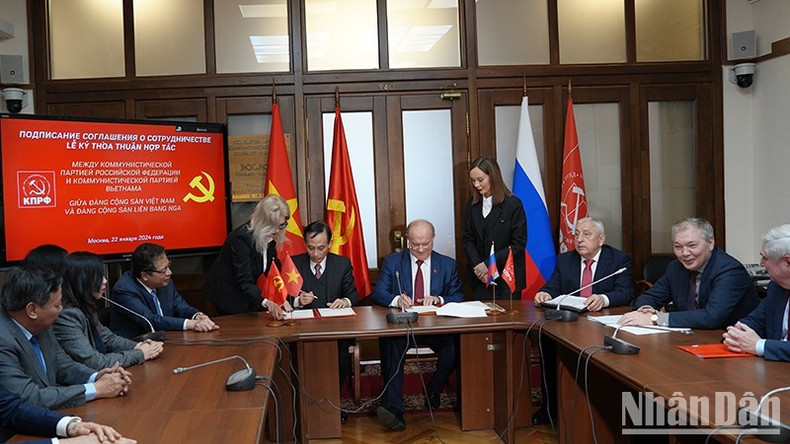 Церемония подписания соглашения о сотрудничестве между КПВ и КПРФ. Фото: Суан Хынг Церемония подписания соглашения о сотрудничестве между КПВ и КПРФ. Фото: Суан Хынг