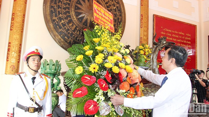 Председатель НС Чан Тхань Ман зажигает благовония в память о Председателе Совета министров Фам Хунге. Председатель НС Чан Тхань Ман зажигает благовония в память о Председателе Совета министров Фам Хунге.