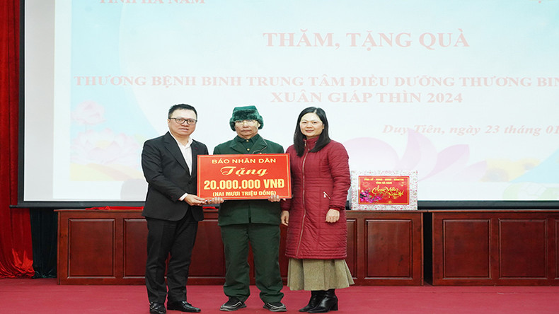 Главный редактор газеты «Нянзан» Ле Куок Минь вручает подарок Центру ухода за инвалидами войны Зюитьен. Главный редактор газеты «Нянзан» Ле Куок Минь вручает подарок Центру ухода за инвалидами войны Зюитьен.