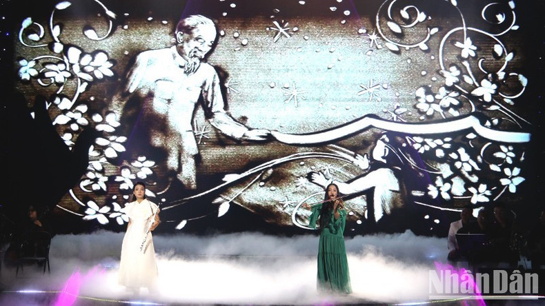 Програма напомнила о великих заслугах Партии, Президента Хо Ши Мина и героев-революционеров. Програма напомнила о великих заслугах Партии, Президента Хо Ши Мина и героев-революционеров.