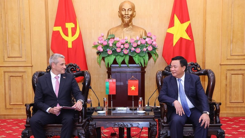 Товарищ Нгуен Суан Тханг и Посол Беларуси Владимир Боровиков. Фото: ВИА