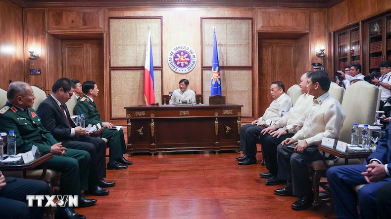 Генерал армии Фан Ван Жанг встречается с Президентом Филиппин Фердинандом Ромуальдесом Маркосом-младшим. Фото: ВИА Генерал армии Фан Ван Жанг встречается с Президентом Филиппин Фердинандом Ромуальдесом Маркосом-младшим. Фото: ВИА