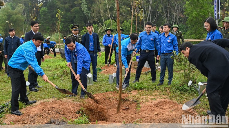 Председатель НС Выонг Динь Хюэ и делегаты сажают дерево. Фото: Зюи Линь Председатель НС Выонг Динь Хюэ и делегаты сажают дерево. Фото: Зюи Линь