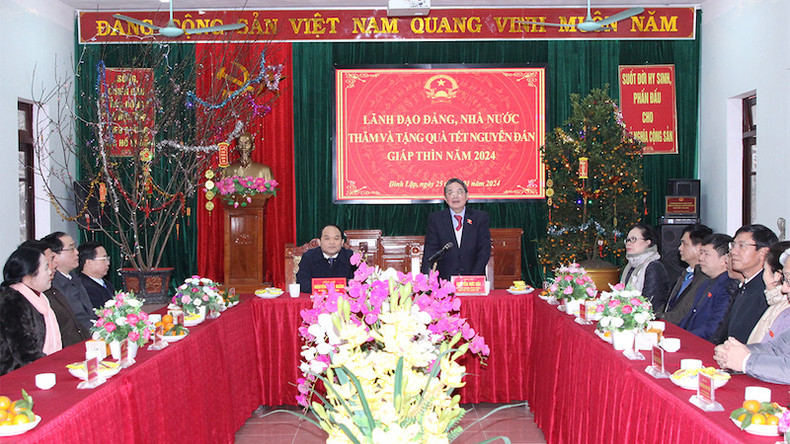 Зампредседателя НС Нгуен Дык Хай на встрече с кадровыми работниками и военнослужащими, работающими у пограничного поста Тьиланг, контрольно-пропускных пунктов Наканг и Бантят. Фото: daibieunhandan.vn Зампредседателя НС Нгуен Дык Хай на встрече с кадровыми работниками и военнослужащими, работающими у пограничного поста Тьиланг, контрольно-пропускных пунктов Наканг и Бантят. Фото: daibieunhandan.vn