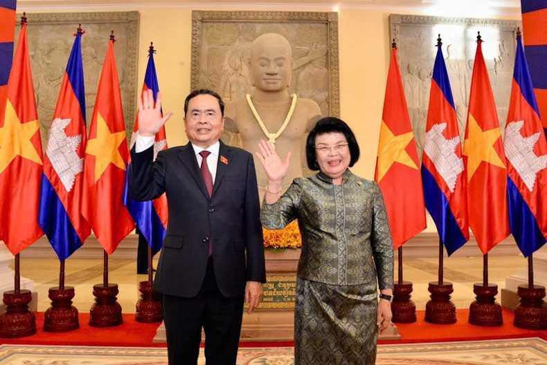 Председатель НС Чан Тхань Ман и Председатель НА Самдек Хуон Судари. Фото: VOV Председатель НС Чан Тхань Ман и Председатель НА Самдек Хуон Судари. Фото: VOV