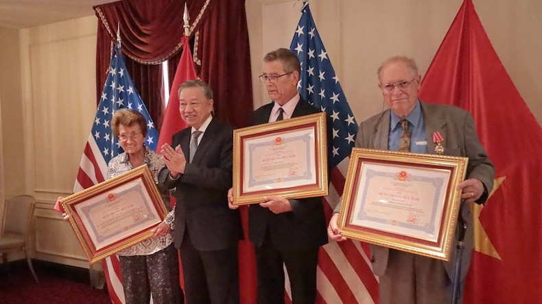 На встрече Генеральный секретарь ЦК КПВ, Президент То Лам вручает ордена Дружбы лицам, внесшим большой вклад в укрепление отношений между Вьетнамом и США. Фото: ВИА На встрече Генеральный секретарь ЦК КПВ, Президент То Лам вручает ордена Дружбы лицам, внесшим большой вклад в укрепление отношений между Вьетнамом и США. Фото: ВИА