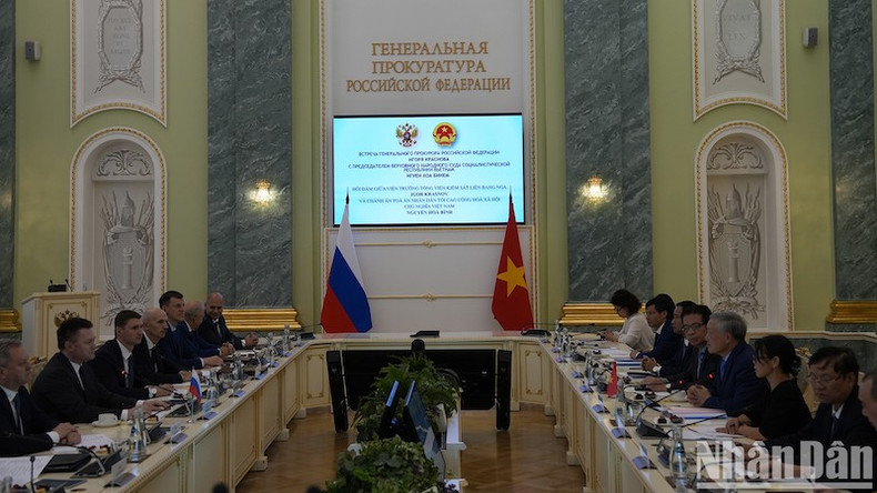 Общий вид встерчи между товарищем Нгуен Хоа Бинем и Генеральным прокурором России Игорем Красновым. Фото: Суан Хынг