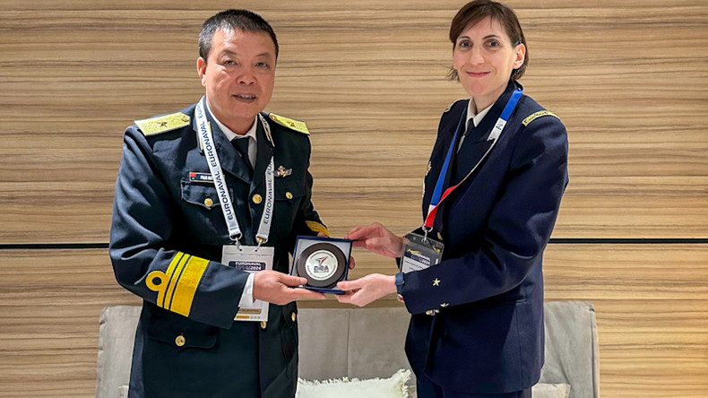 Заместитель командующего ВМС Вьетнама контр-адмирал Фам Ньы Суан и генерал-майор Кэролайн Салахун. Фото: Кхай Хоан Заместитель командующего ВМС Вьетнама контр-адмирал Фам Ньы Суан и генерал-майор Кэролайн Салахун. Фото: Кхай Хоан