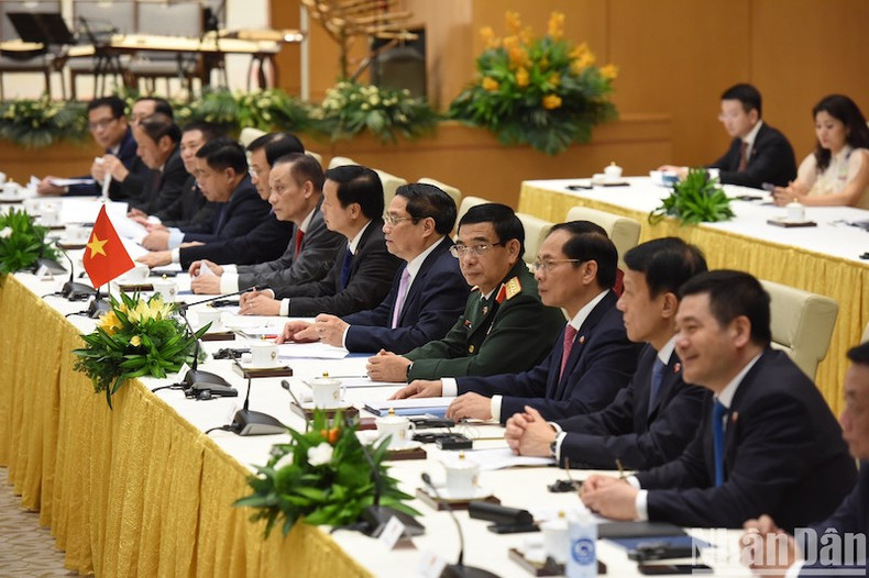 Премьер-министр Фам Минь Тьинь и члены Правительства Вьетнама на встрече. Премьер-министр Фам Минь Тьинь и члены Правительства Вьетнама на встрече.