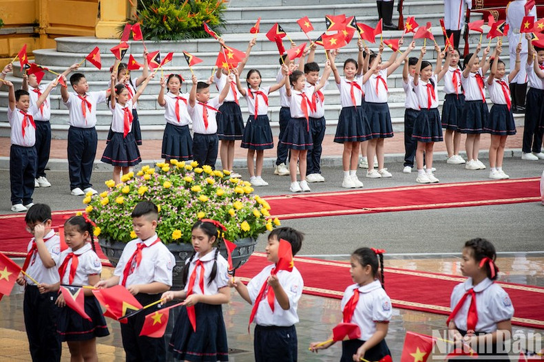 Дети Ханоя приветствуют Президента Тимора-Лешти. Дети Ханоя приветствуют Президента Тимора-Лешти.