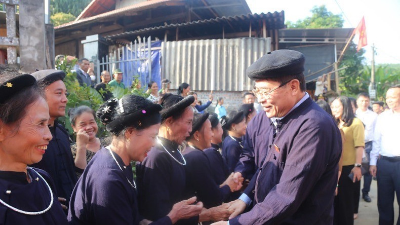 Зампредседателя НС Нгуен Дык Хай и жители села Кхуанбанг. Фото: Туан Шон