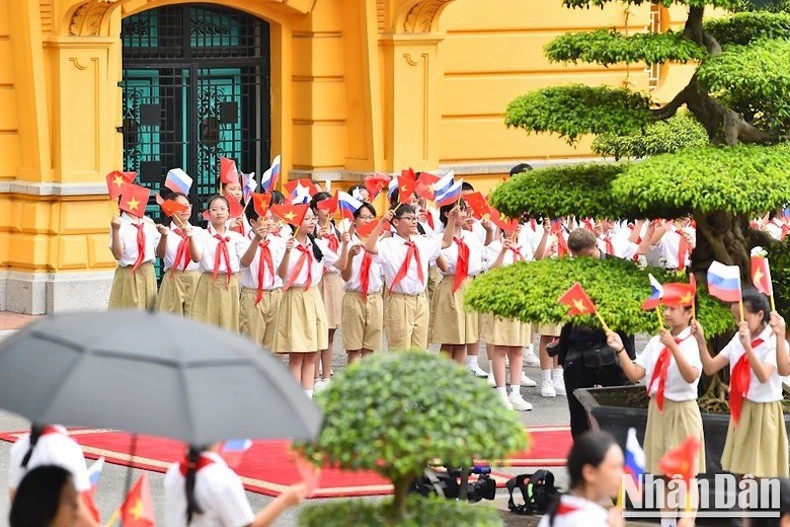 Дети Ханоя приветствуют Президента России Владимира Путина. Фото: Тхюи Нгуен – Данг Кхоа Дети Ханоя приветствуют Президента России Владимира Путина. Фото: Тхюи Нгуен – Данг Кхоа