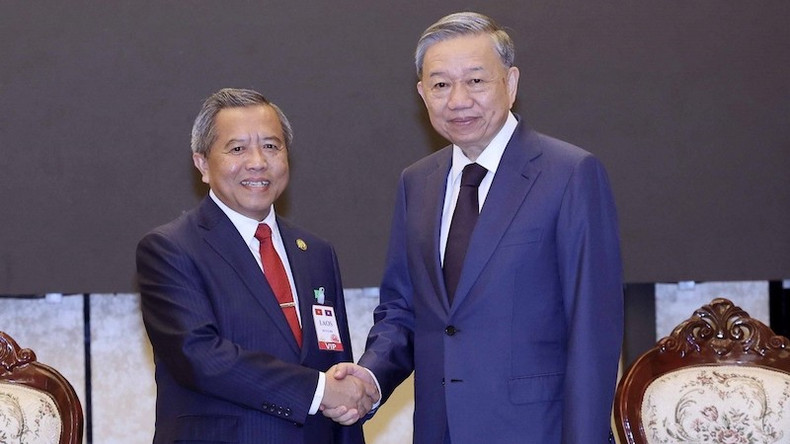 Президент То Лам и Председатель Общества лаосско-вьетнамской дружбы Бовиенгкхам Вонгдара. Фото: ВИА Президент То Лам и Председатель Общества лаосско-вьетнамской дружбы Бовиенгкхам Вонгдара. Фото: ВИА