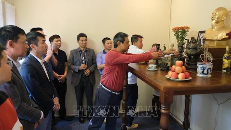 Сотрудники Посольства Вьетнама в ЮАР воскуряют благовония в память о Дяде Хо. Фото: ВИА Сотрудники Посольства Вьетнама в ЮАР воскуряют благовония в память о Дяде Хо. Фото: ВИА