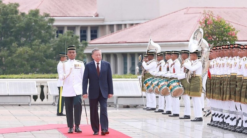 Генеральный секретар ЦК КПВ То Лам обходит строй почетного караула. Фото: ВИА Генеральный секретар ЦК КПВ То Лам обходит строй почетного караула. Фото: ВИА