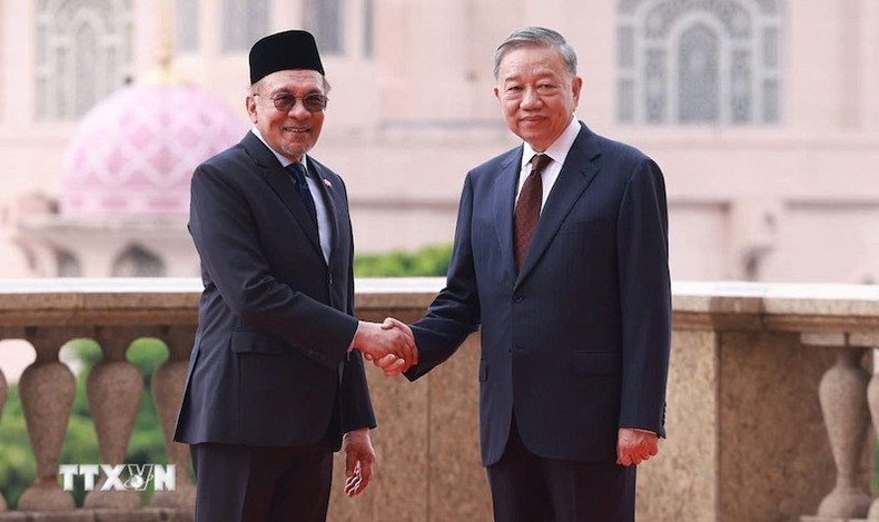 Генеральный секретарь ЦК КПВ То Лам и Премьер-министр Малайзии Анвар Ибрагим. Фото: ВИА Генеральный секретарь ЦК КПВ То Лам и Премьер-министр Малайзии Анвар Ибрагим. Фото: ВИА