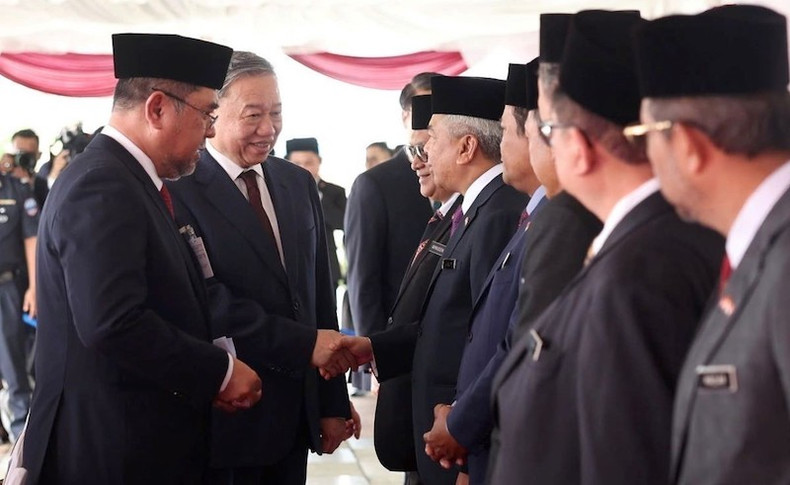 Генеральный секретарь ЦК КПВ То Лам и члены малайзийской делегации. Фото: ВИА Генеральный секретарь ЦК КПВ То Лам и члены малайзийской делегации. Фото: ВИА