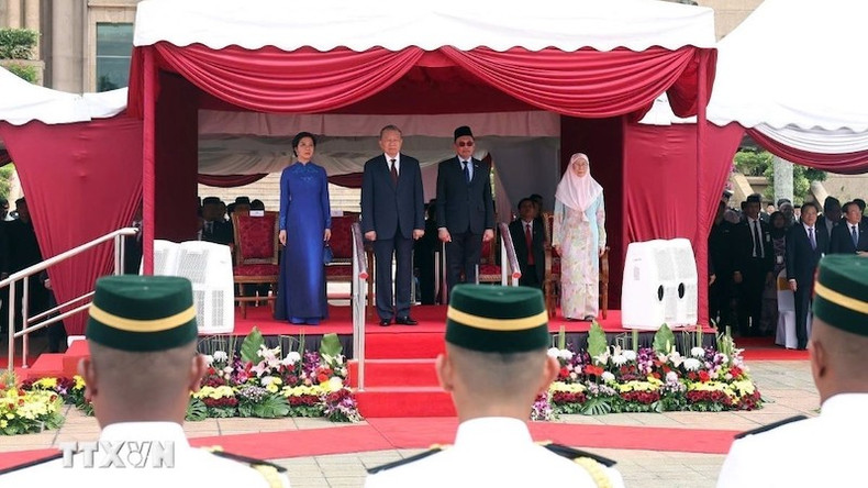 Премьер-министр Малайзии Анвар Ибрагим с супругой председательствует на церемонии встречи Генерального секретаря ЦК КПВ То Лама с супругой. Фото: ВИА Премьер-министр Малайзии Анвар Ибрагим с супругой председательствует на церемонии встречи Генерального секретаря ЦК КПВ То Лама с супругой. Фото: ВИА