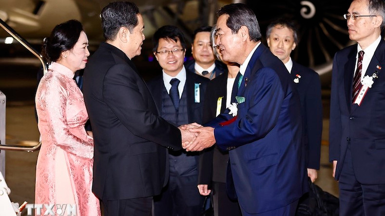 Председатель Комитета по правилам и администрации Палаты советников Парламента Японии Макино встречает Председателя НС Чан Тхань Мана с супругой в аэропорту. Фото: ВИА Председатель Комитета по правилам и администрации Палаты советников Парламента Японии Макино встречает Председателя НС Чан Тхань Мана с супругой в аэропорту. Фото: ВИА