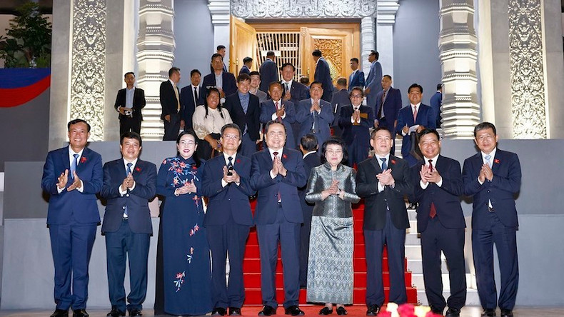 Председатель НС Чан Тхань Ман, Председатель НА Камбоджи и делегаты двух стран. Фото: ВИА Председатель НС Чан Тхань Ман, Председатель НА Камбоджи и делегаты двух стран. Фото: ВИА