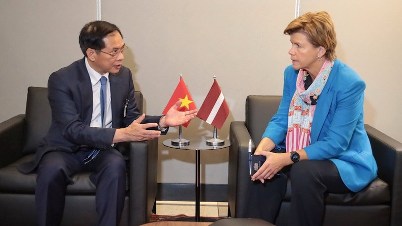 Вице-премьер, Министр иностранных дел Буй Тхань Шон и Министр иностранных дел Латвии Байба Браже. Фото: ВИА Вице-премьер, Министр иностранных дел Буй Тхань Шон и Министр иностранных дел Латвии Байба Браже. Фото: ВИА