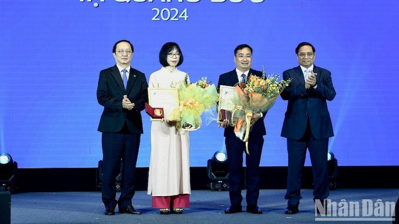 Премьер-министр Фам Минь Тьинь и Министр науки и технологий Хюинь Тхань Дат вручает премию им. Та Куанг Быу ученым. Фото: Чан Хай Премьер-министр Фам Минь Тьинь и Министр науки и технологий Хюинь Тхань Дат вручает премию им. Та Куанг Быу ученым. Фото: Чан Хай