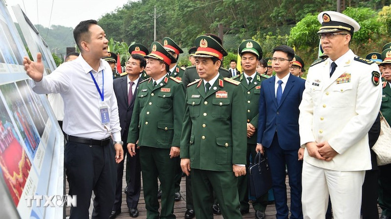 Обе стороны посещают фотовыставку. Фото: ВИА Обе стороны посещают фотовыставку. Фото: ВИА