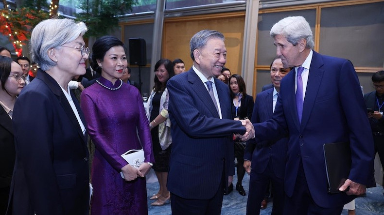 Генеральный секретарь ЦК КПВ, Президент То Лам встречается с бывшим Государственным секретарем США Джоном Керри. Фото: ВИА Генеральный секретарь ЦК КПВ, Президент То Лам встречается с бывшим Государственным секретарем США Джоном Керри. Фото: ВИА