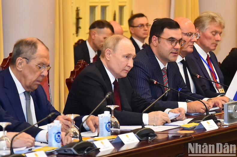 Президент России Владимир Путин выступает на переговорах. Президент России Владимир Путин выступает на переговорах.