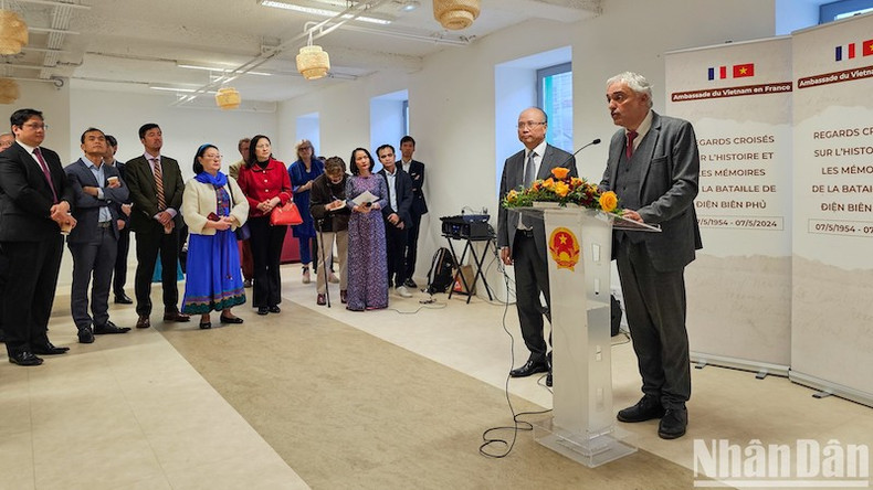 Член Политбюро ФКП Тайлан Кошкун выступает на беседе. Фото: Минь Зюи Член Политбюро ФКП Тайлан Кошкун выступает на беседе. Фото: Минь Зюи