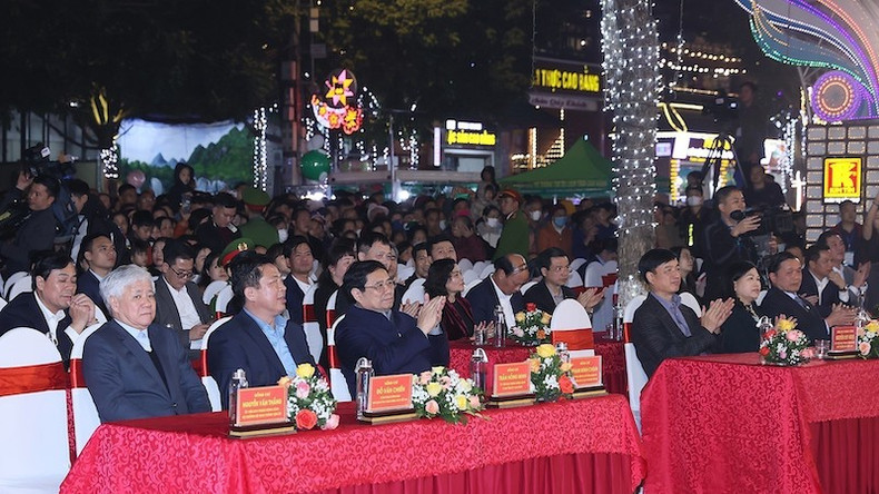 Премьер-министр Фам Минь Тьинь на художественной программе по празднованию Нового года. Фото: ВИА Премьер-министр Фам Минь Тьинь на художественной программе по празднованию Нового года. Фото: ВИА