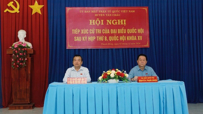 Товарищ Нгуен Чонг Нгиа (справа) на встрече. Товарищ Нгуен Чонг Нгиа (справа) на встрече.