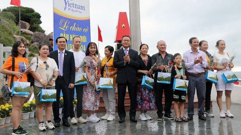Руководители Фуйен вручают подарки первым посетителям мыса Дайлань. Фото: ВИА Руководители Фуйен вручают подарки первым посетителям мыса Дайлань. Фото: ВИА