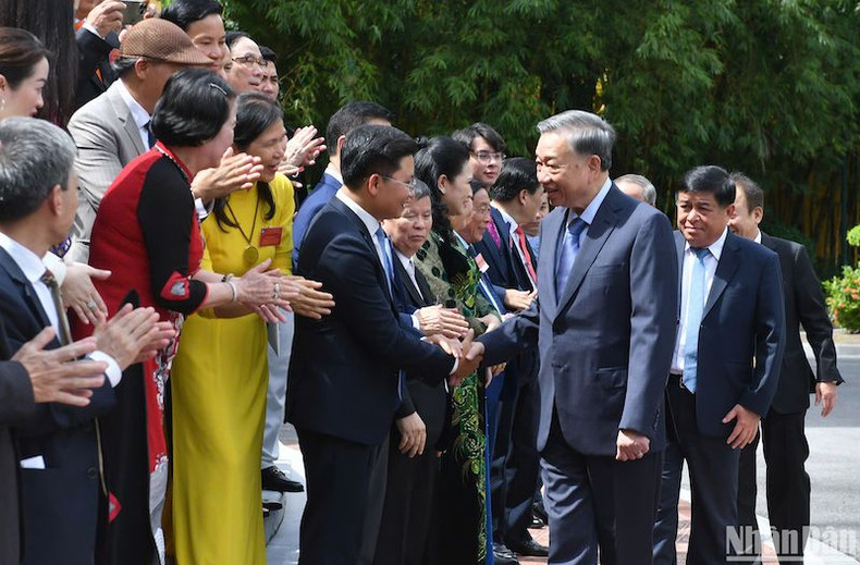 Генеральный секретарь ЦК КПВ, Президент То Лам всречается с делегацией Вьетнамской ассоциации малых и средних предприятий. Фото: Данг Кхоа