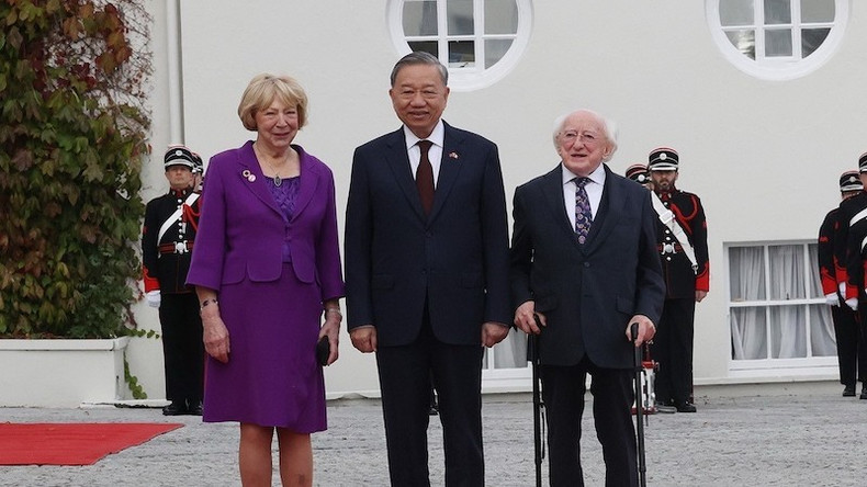 Президент Ирландии Майкл Д. Хиггинс с супругой встречает Генерального секретаря ЦК КПВ, Президента То Лама. Фото: ВИА Президент Ирландии Майкл Д. Хиггинс с супругой встречает Генерального секретаря ЦК КПВ, Президента То Лама. Фото: ВИА