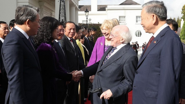 Генеральный секретарь ЦК КПВ, Президент То Лам знакомит Президента Ирландии Майкла Д. Хиггинса с супругой с членами высокопоставленной делегации Вьетнама. Фото: ВИА Генеральный секретарь ЦК КПВ, Президент То Лам знакомит Президента Ирландии Майкла Д. Хиггинса с супругой с членами высокопоставленной делегации Вьетнама. Фото: ВИА