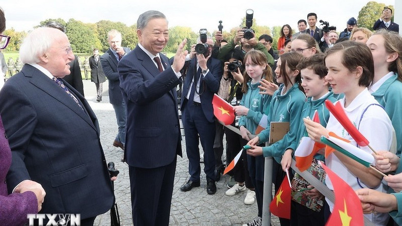 Генеральный секретарь ЦК КПВ, Президент То Лам и ирландские дети. Фото: ВИА Генеральный секретарь ЦК КПВ, Президент То Лам и ирландские дети. Фото: ВИА