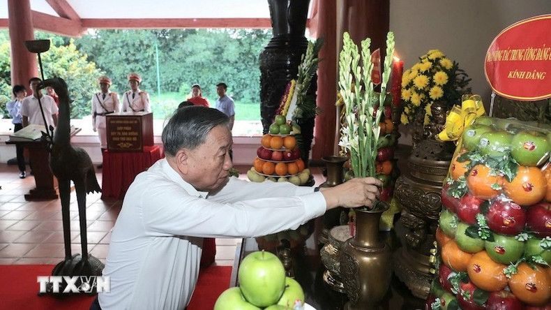 Генеральный секретарь ЦК КПВ воскуряет благовония в память о Президенте Хо Ши Мине. Фото: ВИА Генеральный секретарь ЦК КПВ воскуряет благовония в память о Президенте Хо Ши Мине. Фото: ВИА