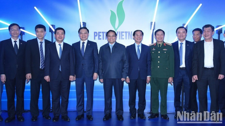 Премьер-министр Фам Минь Тьинь, Вице-премьер Буй Тхань Шон и руоководители Петровьетнама. Фото: Чан Хай Премьер-министр Фам Минь Тьинь, Вице-премьер Буй Тхань Шон и руоководители Петровьетнама. Фото: Чан Хай