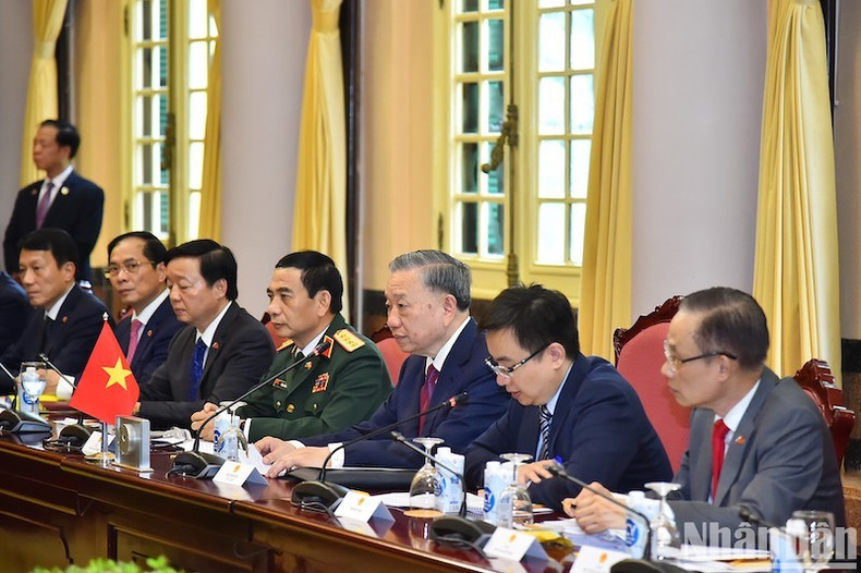 Президент То Лам выступает на переговорах. Президент То Лам выступает на переговорах.