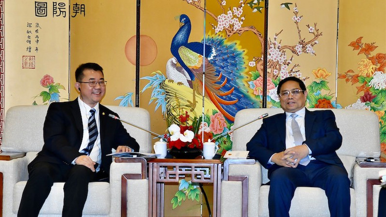 Премьер-министр Фам Минь Тьинь и Зампредседатель корпорации Energy China Чжан Дэлян. Фото: Тхань Жанг Премьер-министр Фам Минь Тьинь и Зампредседатель корпорации Energy China Чжан Дэлян. Фото: Тхань Жанг