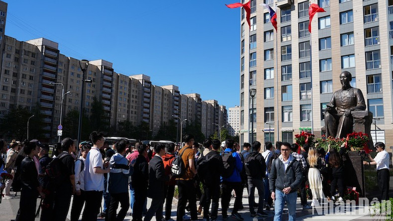 Вьетнамские студенты возгалают цветы к памятнику Президенту Хо Ши Мину. Фото: Суан Хынг Вьетнамские студенты возгалают цветы к памятнику Президенту Хо Ши Мину. Фото: Суан Хынг