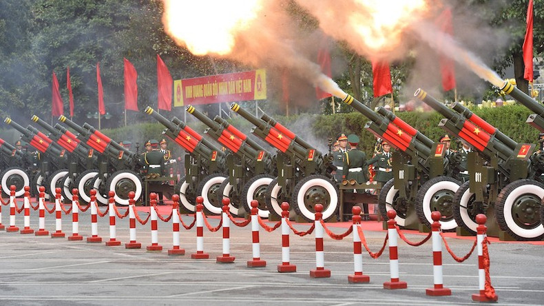 Артиллерия дает 21 приветственный залп. Фото: ВИА Артиллерия дает 21 приветственный залп. Фото: ВИА