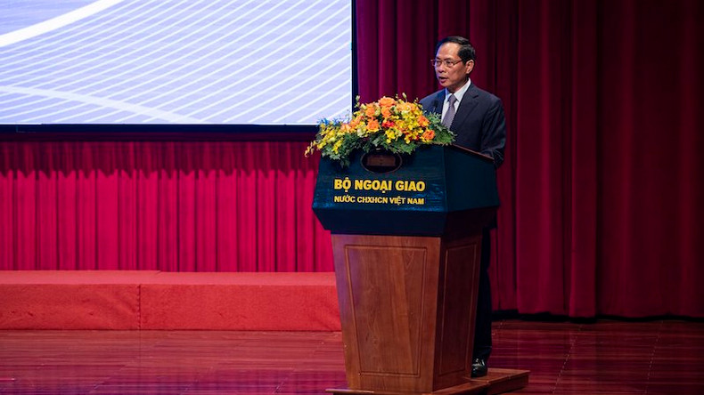 Министр иностранных дел Буй Тхань Шон выступает на конференции.
