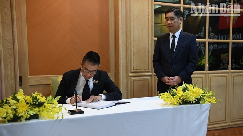 Министр Марис Санджампонгса оставляет запись в траурной книге. Фото: Динь Чыонг Министр Марис Санджампонгса оставляет запись в траурной книге. Фото: Динь Чыонг