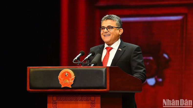 Посол Палестины Саади Салама высутпает на церемонии. Фото: Тхюи Нгуен Посол Палестины Саади Салама высутпает на церемонии. Фото: Тхюи Нгуен