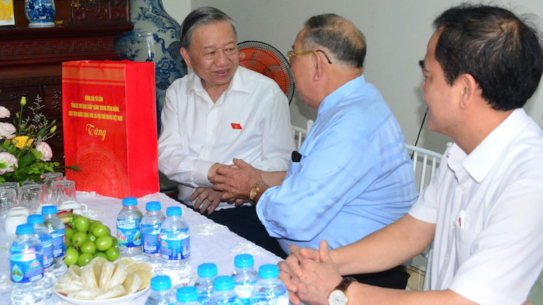 Генеральный секретарь ЦК КПВ, Президент То Лам посещает семью, имеющую заслуги перед революцией. Фото: Фам Киен Генеральный секретарь ЦК КПВ, Президент То Лам посещает семью, имеющую заслуги перед революцией. Фото: Фам Киен