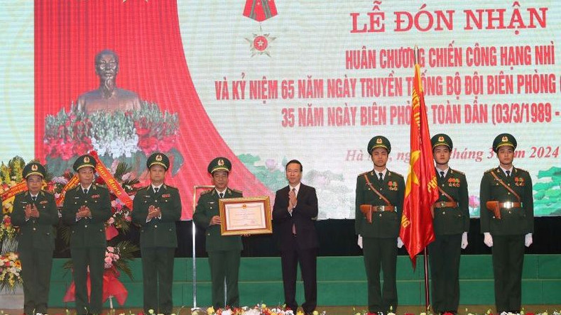 Президент Во Ван Тхыонг вручает Орден «За боевой подвиг» второй степени пограничным силам. Президент Во Ван Тхыонг вручает Орден «За боевой подвиг» второй степени пограничным силам.