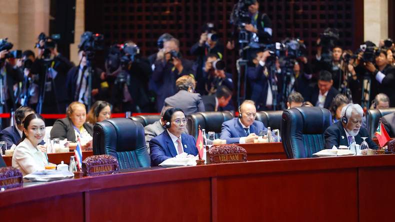 Премьер-министр Фам Минь Тьинь выступает на 19-м На 19-м Восточноазиатском саммите. Фото: VGP Премьер-министр Фам Минь Тьинь выступает на 19-м На 19-м Восточноазиатском саммите. Фото: VGP